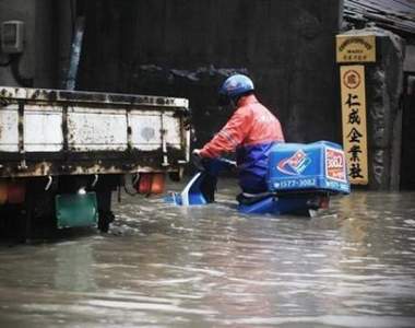 壞天氣裡的外送人員 真是辛苦你們了......