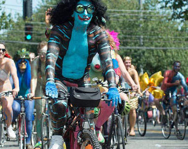 《裸騎單車遊行》爺爺~~您還是穿件衣服吧(遞)