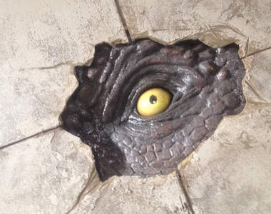 《恐龍眼球棒棒糖》滾在嘴巴裡的口感有比較不一樣嗎？