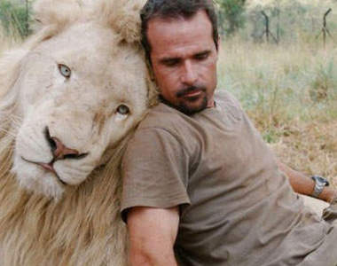 《獅子好友》躺在牠們身上睡覺感覺好舒服喔Zzzz