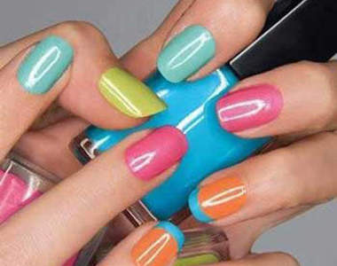 《看膚色選指甲油》不用站在櫃前比對半天啦～