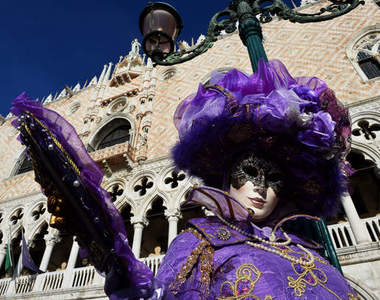 《威尼斯嘉年華》最華麗最神秘的嘉年華 水都開秀
