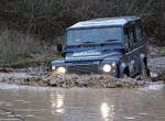 電動版《Land Rover Defender》這樣開下水真的沒問題嗎? 電動版《Land Rover Defender》這樣開下水真的沒問題嗎?