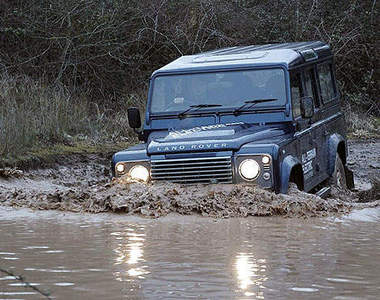 電動版《Land Rover Defender》這樣開下水真的沒問題嗎?
