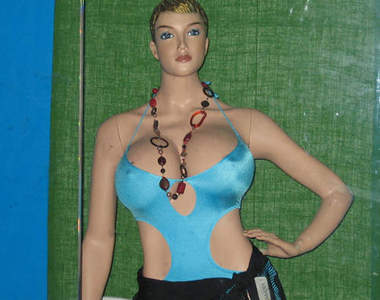 爆乳假人麻豆　老外真是心狠手辣竟然連這裡也不放過．．．