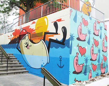 《可愛卡通壁畫》藝術家夫妻一邊旅行一邊作畫～