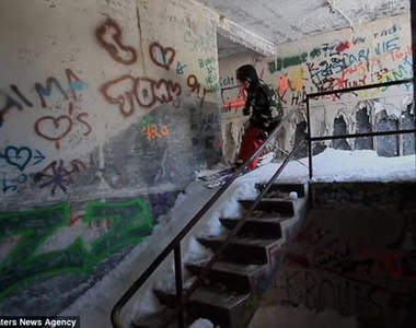 《廢墟滑雪》在大樓裡面穿梭自如～