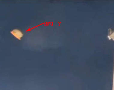 NASA太空人意外拍到幽浮(？) 但怎麼看都像是....www