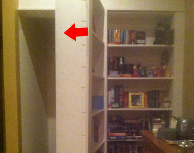 書櫃後的詭異暗門　你確定家中沒有其他不速之客嗎…