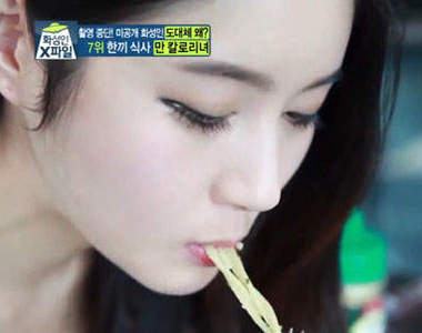 《骨感暴食女》目標是能穿XL的衣服