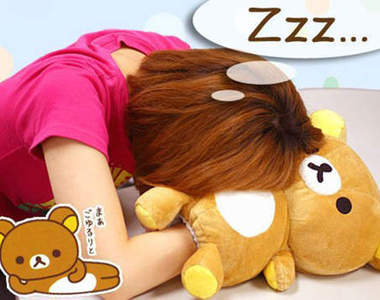 《懶懶熊手枕頭》但…手放進去的位置好像怪怪的><