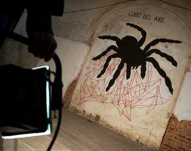 《毛線街頭藝術》噗嘶～蜘蛛人到此一遊？