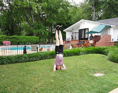 《倒立遊世界》臉紅紅才能看清全世界？