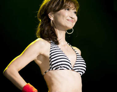 日本《國民美魔女》60歲比基尼美魔女驚豔全場⚈̤꒫⚈̤