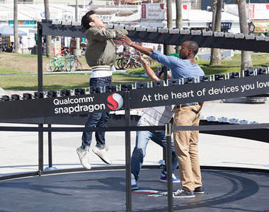 HTC One的《3D環繞拍攝》根本上演駭客任務