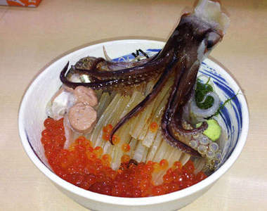看百萬夜景前先來一碗《活跳跳魷魚丼》函館名物