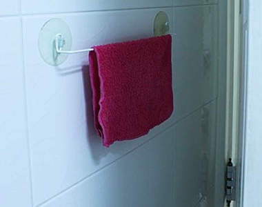 衣架妙用《超省空間毛巾架》開門也不怕撞到～