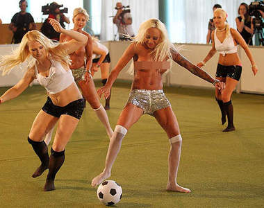 歐洲《裸體足球聯賽》場上到底有幾顆球啊(暈)