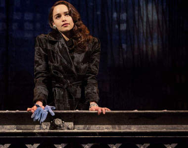 《冰與火之歌》龍女Emilia Clarke百老匯主演「第凡內早餐」