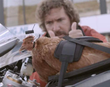 LG最新OIS防手震「 G2雞頭」廣告   放開那隻雞...的頭