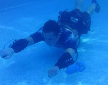 科幻版《潛水噴射背包》以後出海不怕鯊魚在後面追XDD