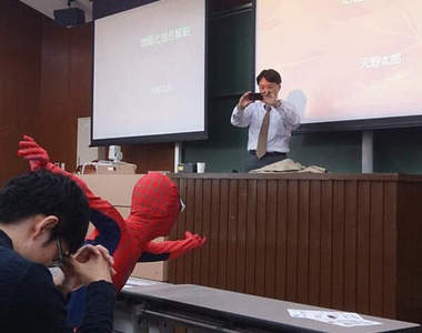 蜘蛛人現身課堂 連老師都忍不住拍拍( 艸`*)