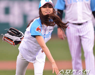 《韓國職棒開球美女》看棒球前先來補眼睛(￣▽￣)