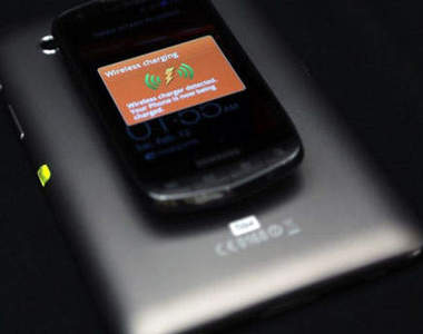 手機無線充電的新未來 平板電腦也能一秒變身無線充電板!?