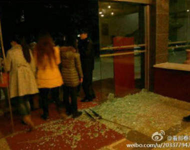 「學霸擠破玻璃門」想讀書也請乖乖排隊唷......