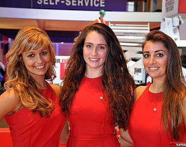 《布魯塞爾車展》來看看比利時美女們的迷人模樣吧～