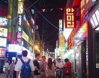 《十幾年前的首爾街頭》學校附近都被啤酒屋佔領啦~