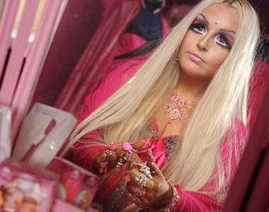 英國《真人芭比》想要她出門必須等她四小時⊙＿⊙