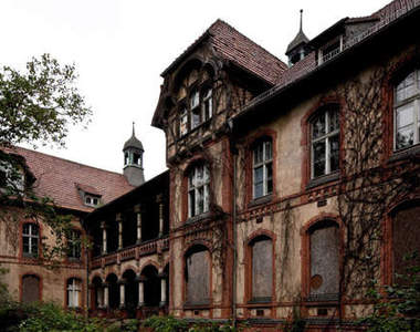 超過一世紀《貝利茨療養院》廢墟 建築美但是只剩外表了