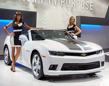 敞篷《雪佛蘭Camaro》上空大黃蜂法蘭克福變臉秀