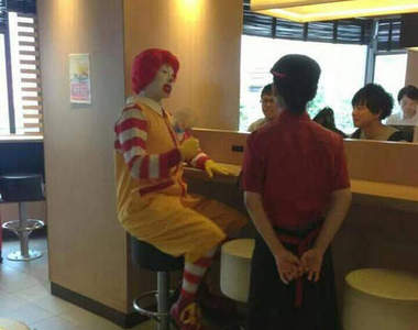 麥當勞叔叔人氣下滑？專程來店卻沒有任何小朋友來看他ww