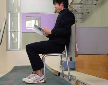 搞怪讀書Meme照　擺脫掉地心引力的用功方式．．．好威啊