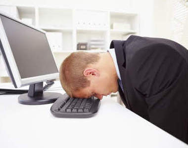 《15款電腦前的坐姿》是不是也跟你一樣啊～（指）