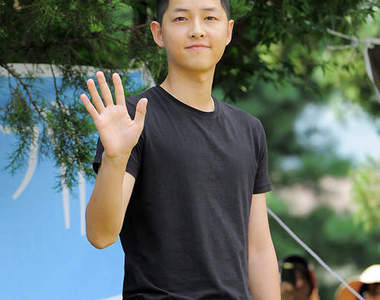 《宋仲基入伍》部隊門口都快被粉絲擠爆了XD