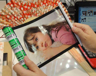 超炫的未來《捲軸式喇叭》讓你邊捲邊播音樂超好玩～