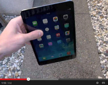 最新iPad mini 2 Retina死亡耐摔測試   正面還是杯具了...