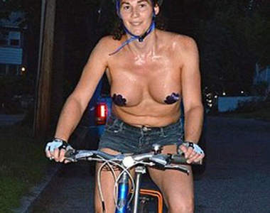 美國勇敢《露奶媽》不穿Bra還是比較「舒胡」啦(//▽//)