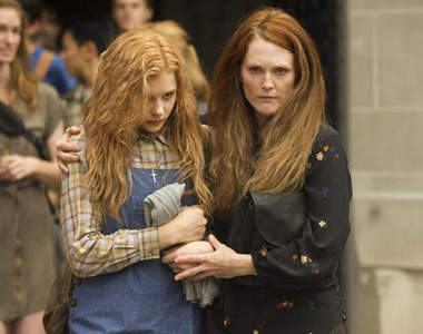 《魔女嘉莉》新動態海報&克蘿伊俏皮雜誌照片輯