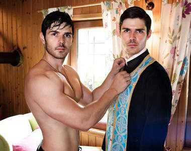 號稱是教士的《帥教士月曆》這看起來實在詭異...