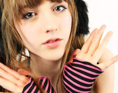 英國超萌美少女 貝琪 又多了一歲萌點不變