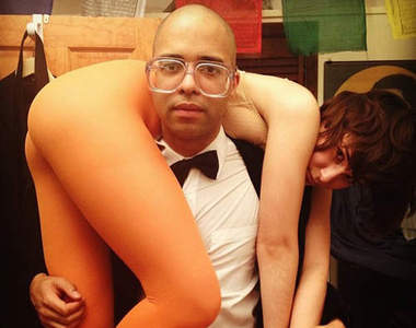 超溫暖《裸女圍巾》這樣脖子不會扭到嗎⊙＿⊙？？