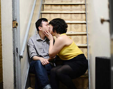 《淡定KISS哥》跟陌生人親親也要很淡定(ˊ_>ˋ)