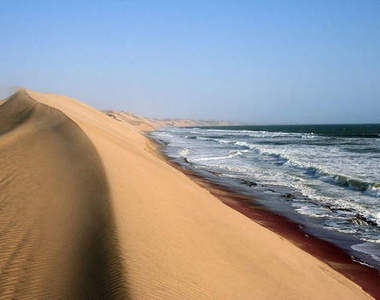 納米比沙漠　這裡有沙與海連成一線的壯觀景色唷