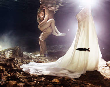 《水中婚紗照》婚紗應該不會被魚叼走吧XDD