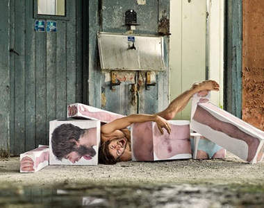 《方塊人》一撞倒他身體就散了