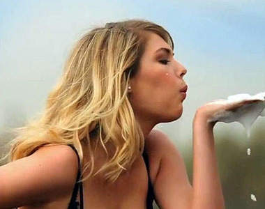 超級盃廣告戰開跑《賓士CLA》性感名模上演濕身洗車秀？